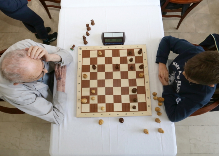 Posjeta polaznika škole šaha "Skakač" domu penzionera