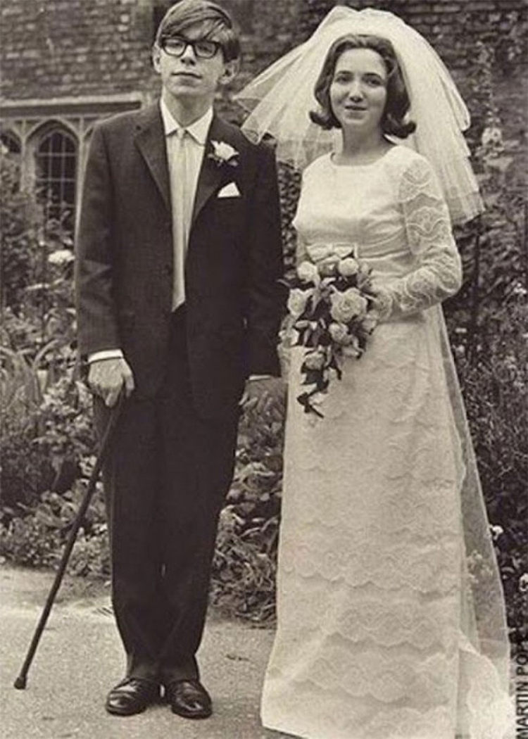 Godinu dana kasnije mu je dijagnostifikovan degenerativni nervni poremećaj ALS ili Lu Gerigova bolest, kada je imao samo 21 godinu. Doktori su mu rekli da ima dvije godine života. Godine 1965. se oženio svojom prvom suprugom Džejn Vajld.