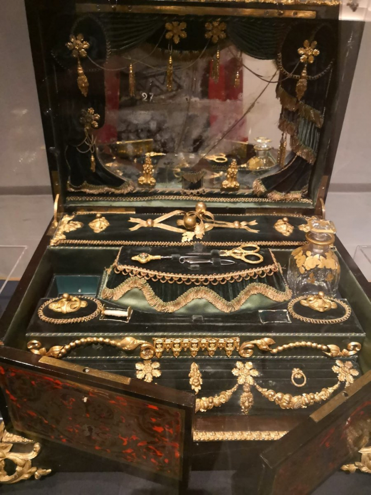 Jedna od mnogih bogato ukrašenih ručnih kovčega iz redovne postavke muzeja revolucije u Meksiko Sitiju