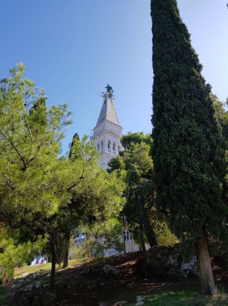 Zvonik, s kipom svete Eufemije, najviši je u Istri, visok je preko 62 m, a širina pri dnu mu je 8,66 m