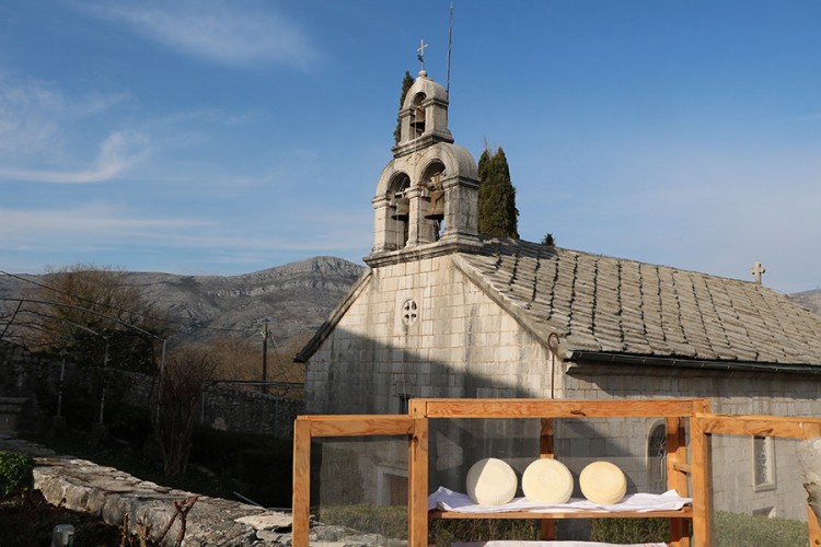 Turisti kupuju manastirski sir u Dužima kod Trebinja