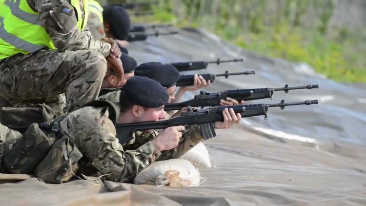 (Foto: Wikipedia) Pripadnici Bermudske regimente vježbaju sa karabinima Ruger Mini-14