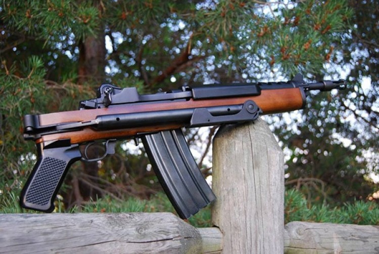 (Foto: guns.com) Ruger AC556, verzija sa selektivnom vatrom, metalnim preklopnim kundakom i kratkom cijevi