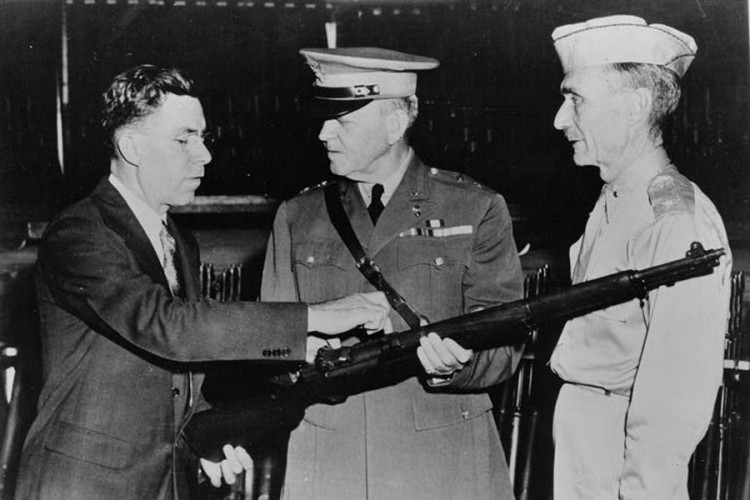 (Foto: Wikipedia) Džon Garand predstavlja svoju konstrukciju američkim vojnim zvaničnicima