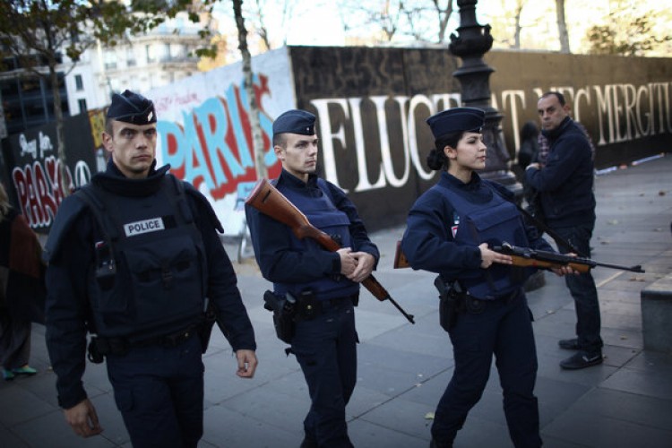 Francuski policajci patroliraju Parizom naoružani karabinima Ruger Mini-14

