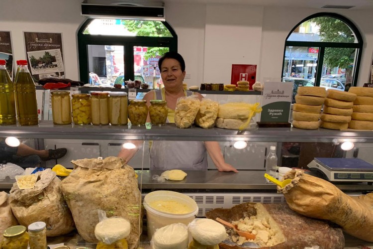 Zdravka Ružić sir prodaje na trebinjskoj pijaci te u svojoj ponudi ima kravlji i ovčiji sir iz mijeha