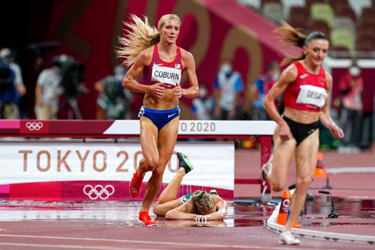 Australijanka Ženevjev Gregson pala je tokom trke na 3.000 metara stipl-čez, Foto: Tanjug/AP