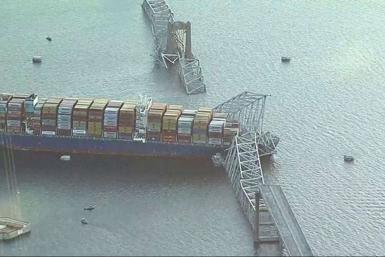 Glavni most u Baltimoru pukao je i srušio se nakon što je rano ujutro u njega udario kontejnerski brod. Tom prilikom nekoliko vozila je palo u rijeku, a spasioci su tragali za nekoliko soba u vodi.
FOTO:AP/Tanjug

