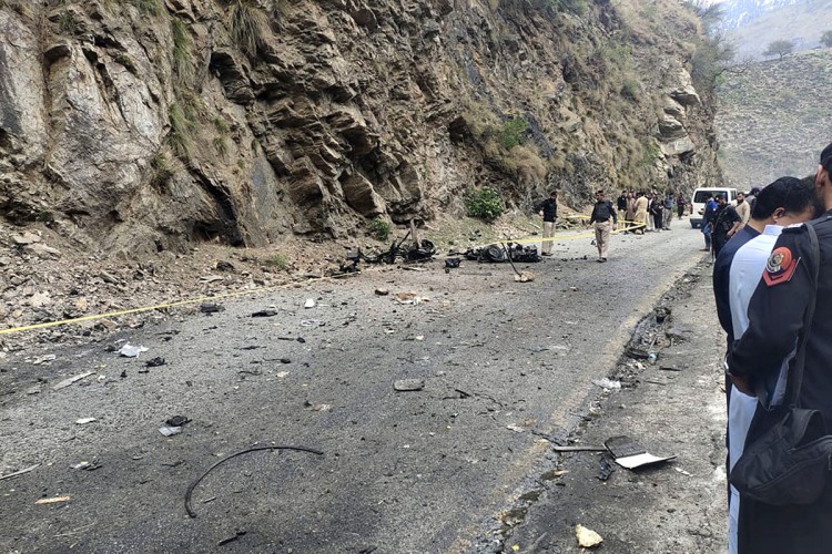 Pakinstanska policija ispituje mjesto samoubilačkog bombaškog napada na autoputu u Šangali. Bombaš samoubica, automobilom punim eksploziva zabio se u vozilo u kojem je bilo pet kineskih državljana i njihov vozač iz Pakistana. 
FOTO: AP/Tanjug
