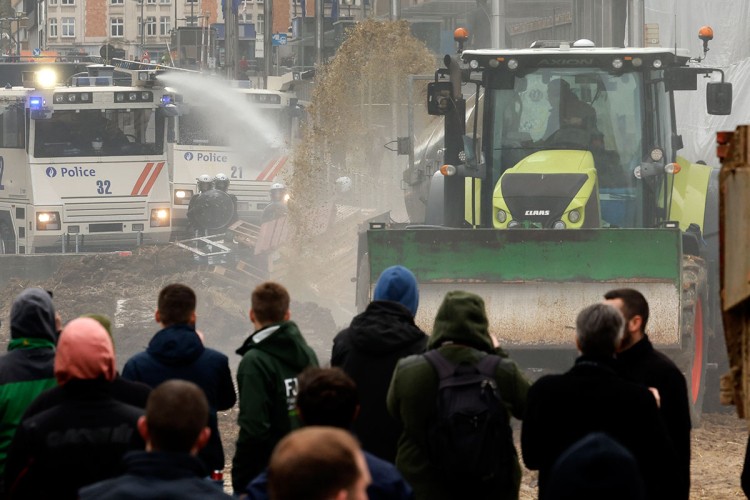 Desetine traktora blokiralie su ulicu u blizini sjedišta Evropske unije gdje se sastaje 27 ministara poljoprivrede Evropske unije kako bi razgovarali o krizi u sektoru. Inače u Evropi već mjesecima traju štrajkovi poljoprivrednika, a oisim u Briselu značajni protesti bili su u Francuskoj i Njemačkoj. 
FOTO: AP/Tanjug
