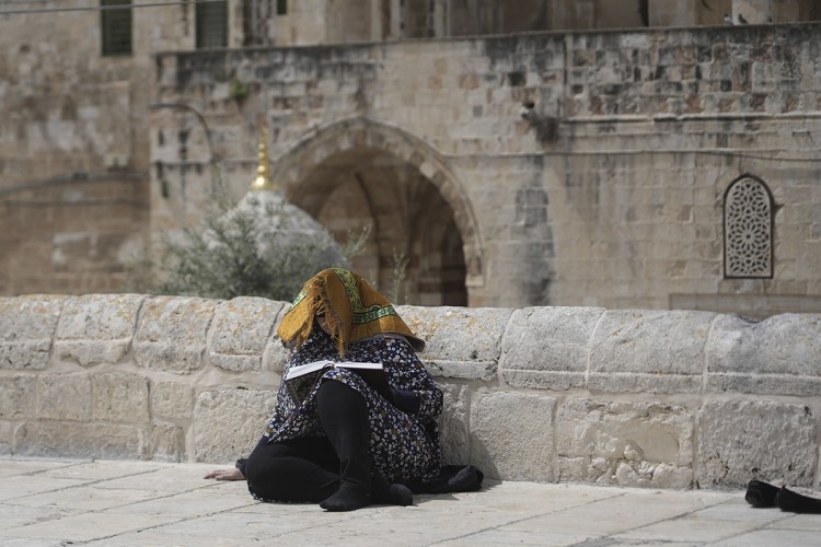 Muslimanka moli unutar kompleska džamije Al Aksa uoči molitve trećeg petka svetog mjeseca Ramazana u Starom gradu u Jerusalimu. 
FOTO: AP/TANJUG
