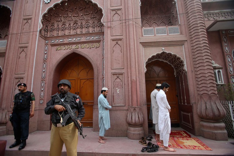 Muslimani prisustvuju namazu tokom svetog mjeseca posta Ramazana u Jamia u Pakistanu. 
FOTO: AP/TANJUG
