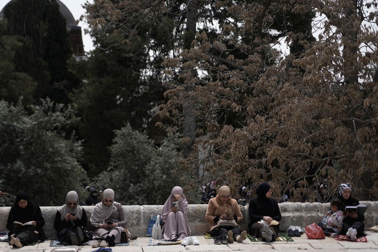 Čekanje na molitvu ispred džamije Al Aksa u Jerusalimu
FOTO: AP/TANJUG
