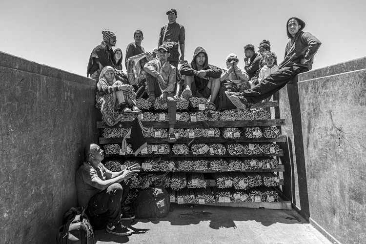 Fotografija prikazuje porodicu De Coto kako pozira na bordu na putu ka Huarezu i snimljena je samo tri dana prije isteka mjera u vezi sa COVID, a koje su omogućavale deportaciju migranata bez razmatranja zahtjeva za azil. Od 2020. godine preko dva miliona migranata je protjerano na taj način. 