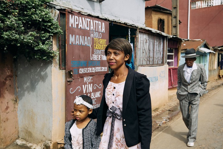 Fotografija prikazuje Džoelinu, njenu petogodišnju ćerku i devedesetjednogodišnjeg oca na Madagaskaru na putu u crkvu i službu nedjeljom.