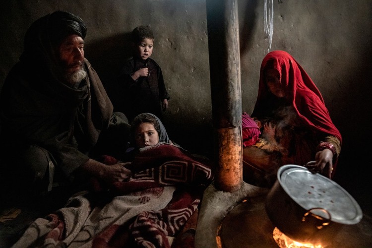 Fotografija prikazuje siromašne interno raseljene Afganistanske žene i muškarca kako se brinu o svom bolesnom djetetu u kamp u Kabulu.