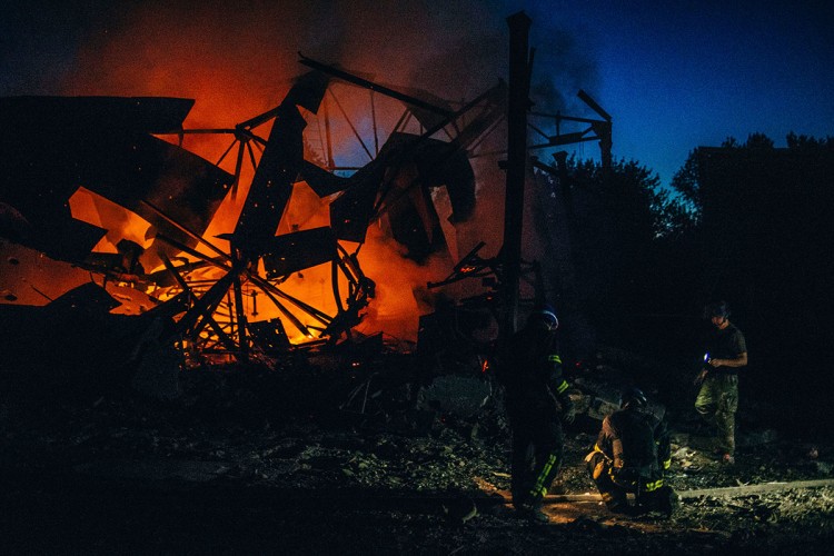 Fotografija prikazuje noć na frontu u Ukrajini, u ratu čiji se kraj još uvijek ne nazire. 